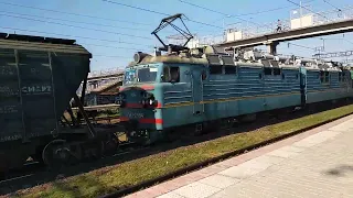 ВЛ80С Разноцветный с грузовым поездом у станции