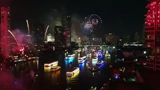 Bangkok #Thailand rings in the new year #2022 beautiful amazing #fireworks on the Chaopraya River.