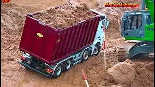 AMAZING R/C TRUCK ACTION - will it drop down... AT CONSTRUCTION WORLD - Nov 2017 p4
