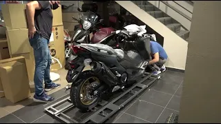 unboxing YAMAHA TMAX 560 scooter 2021 special model