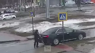 В Нижнекамске на видео попало, как велосипедист специально поцарапал авто на велодорожке