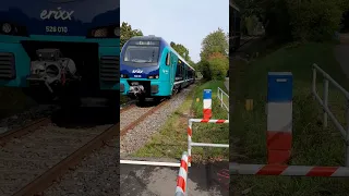 🚆 Triebzug Stadler Flirt Akku 526 010-0 fährt als erx RB 76 durch Kiel-Gaarden mit Lichtgruß/Makro 🔊