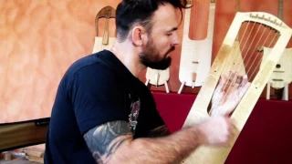 Strumming technique on Trossingen lyre - ©Ar Mor Benjamin Simao