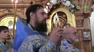 Жители Краснодара в день Казанской иконы Божией Матери спешили на молитву в Казанский храм.