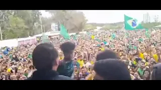 Bolsonaro em Vitória da Conquista, Ba. A multidão canta efusivamente o Hino Nacional Brasileiro.