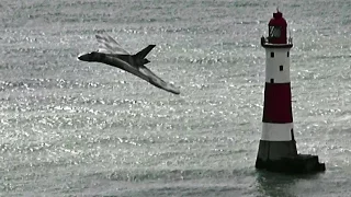 🇬🇧 Iconic Vulcan XH558 Flying Past The Famous Beachy Head Cliffs at Eastbourne Airshow 2015