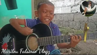 Ang galing naman ng batang ito!nagpakita ng talento sa pag awit at gitara #trending #trendingvideo