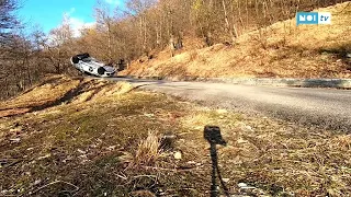 Rally del Ciocco, auto in gara si ribalta su un tornante