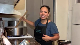 Preparando la masa para los tamales