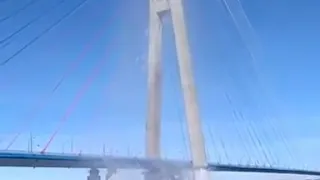 Ванты Русского моста сбрасывают с себя ледяную шубу