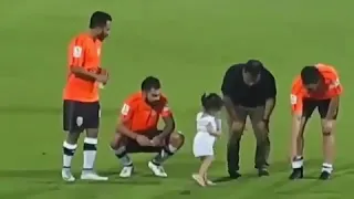 Ziva playing with daddy dhoni, virat chachu and kedar chachu 😍❤️