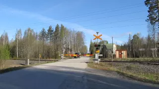 Freight train passed SAUVAMÄKI (Km.0427+0052) level crossing in Hankasalmi, Finland