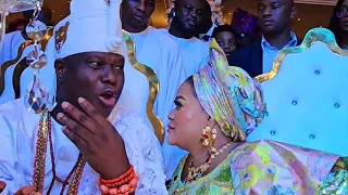 Watch How Olori Maryam Ogunwusi Anako Kneel For Hubby Ooni Of Ife Oba Adeyeye Ogunwusi