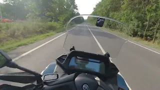 Yamaha Tricity 300 - overtaking normal moving traffic