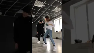 Надя Дорофеева репетирует танец