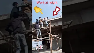 🎃🧐👈🛑😱🤦‍♂️❌ Height Hazards: The Dangers of Poor Scaffold Setup #short #shortsfeed #fall