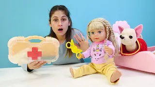 Eğitici video. Gül makasla oynarken elini kesiyor! Ayşe ile oyuncak bebek bakma oyunu
