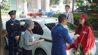 💕Little charming wife helps the lost grandma get home, bossy president: My wife is too kind!