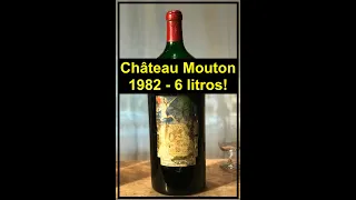 Decantação de uma garrafa de 6 litros de Château Mouton Rothschild 1982