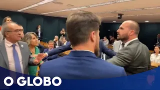 Eduardo Bolsonaro 'parte para cima' de deputado do PT após discussão sobre facada