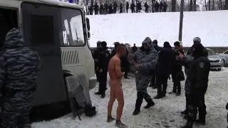 БЕРКУТ  "ОМЕГА" издевается и мучает пленника майдана на Грушевского 23 01 2014