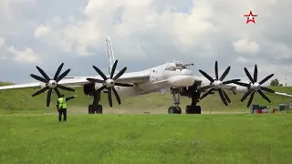 Tu-160 and Tu-95MS cruise missile launches