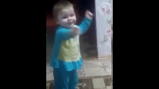 Танцует доченька