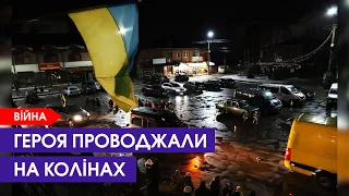 Зі свічками, плачучи і на колінах: на Волині прощалися з Героєм Віктором Савчуком