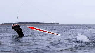 So geht Hechtangeln am Bodden: KRASSE ATTACKEN beim Watangeln!