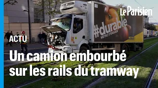 Paris : un camion embourbé sur la voie du tramway T3a pendant plusieurs heures