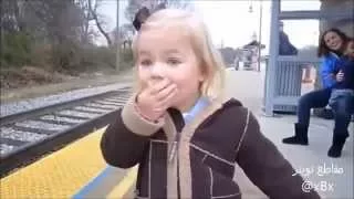 le visage d'une petite Fille première fois que verra le train