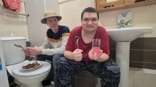 Ночной перекус жареными сосисками в туалете на унитазе в Городе Москва с Репейником и Ватником