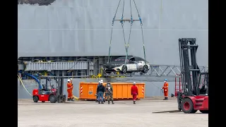 Lossen van beschadigd vrachtschip Fremantle Highway in de Eemshaven gaat door