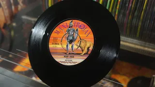 Jonnie's Jukebox Plays: Moon River - Greyhound 1971. Black Vinyl 7" 45rpm Record Collection