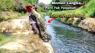 MOMEN LANGKA SAAT JALA IKAN DI PARIT PEDALAMAN AWAL BULAN PUASA