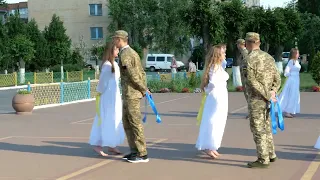 Випускний вальс на підтримку ЗСУ💛💙Разом ми всі переможемо!!!!Україна єднає серця🇺🇦♥️#ДоброДітей