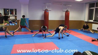 Упражнения на растяжку ног в клубе тайского бокса Лотос