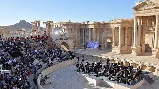 Syria: Russian orchestra holds concert in Palmyra ruins