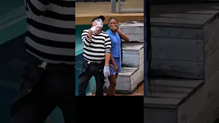 Tom the mime and the embarrassed girl 😂🤣(SeaWorld Orlando) 10 NOV 2023