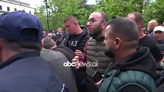 Kthehet koalicioni i molotovit, dhunë para bashkisë. Balla: Kishin hallin e Berishës| ABCNewsAlbania