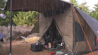 CAMPING en voiture sous la pluie - Temps sauvage glacial