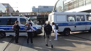 Demo Berlin Alexanderplatz 25 Oktober Demonstranten und Polizei Diskussionen