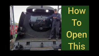 How to open the front of a steam engine The smokebox door of 257 Squadron 34072 Southern Locomotives
