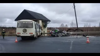 Выжить не было шансов: четверо погибли в ДТП с участием автобуса в Ленобласти