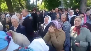 Верующие УПЦ проводят под Радой молитвенное стояние