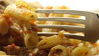 Макароны тушеные в овощном соусе с мясом