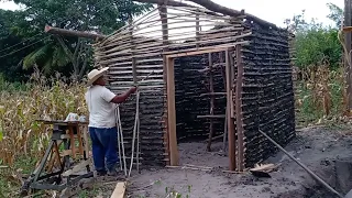 uma Casa de Taipa 🏠 na Roça e muito fácil Fazer