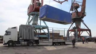 Выгрузка дизельной электростанции в порту Якутска