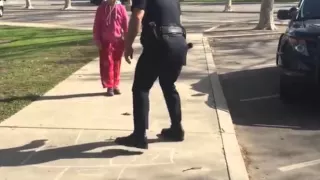 Полицейский в США играет в классики