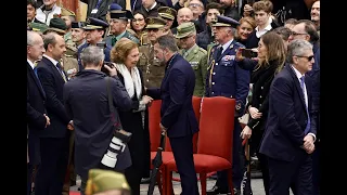 Emocionada, Rainha Sofía cumprimenta Antonio Banderas em cerimónia.